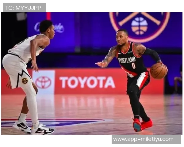 开拓者主场迎战湖人球员赛前时尚穿搭引关注小杨夹克搭配粉色小书包