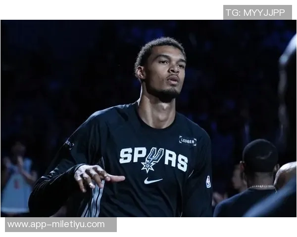 米奇约翰逊强调文班是球队基石但他渴望团队合作而非孤军奋战